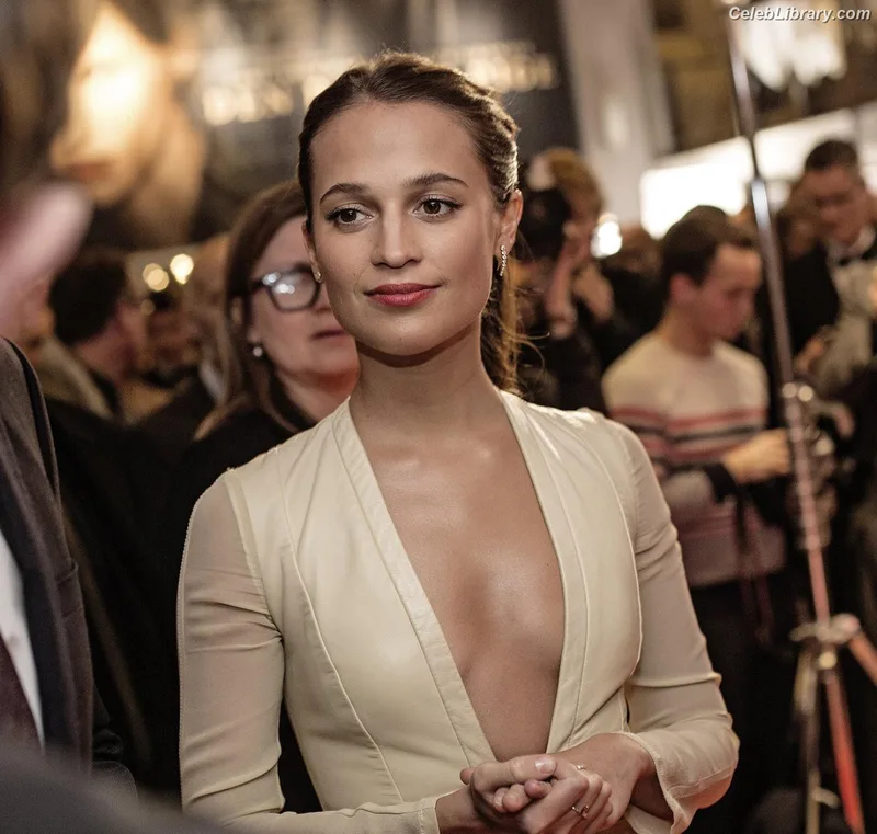 Alicia Vikander photo 6 of 441