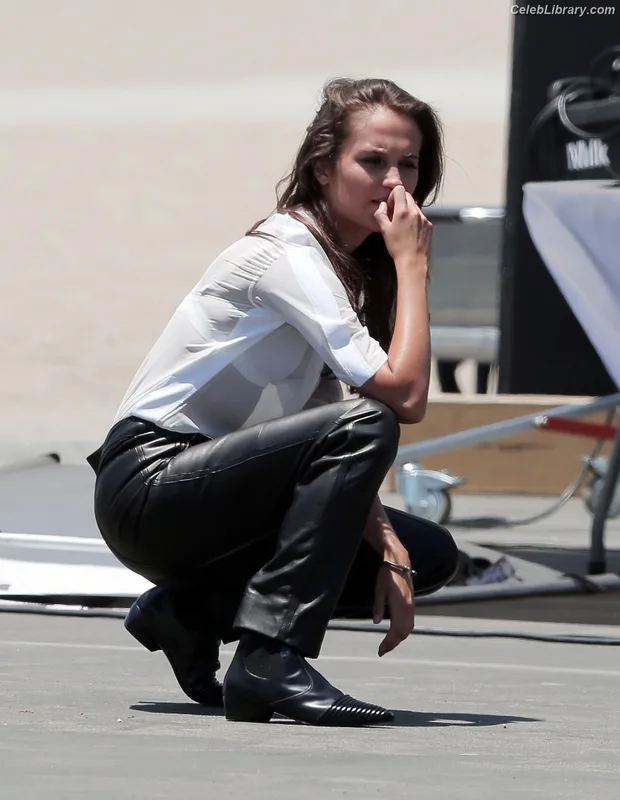 Alicia Vikander photo 17 of 441