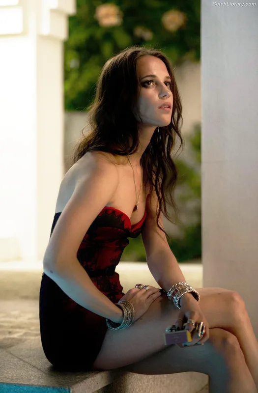 Alicia Vikander photo 22 of 441