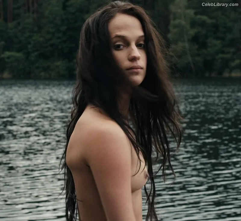 Alicia Vikander photo 3 of 441