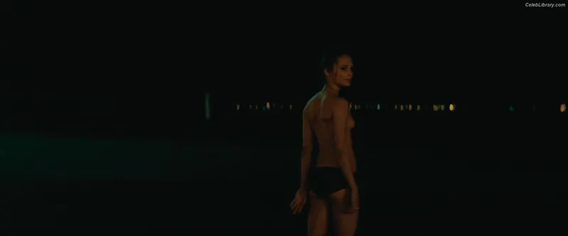 Alicia Vikander photo 12 of 441