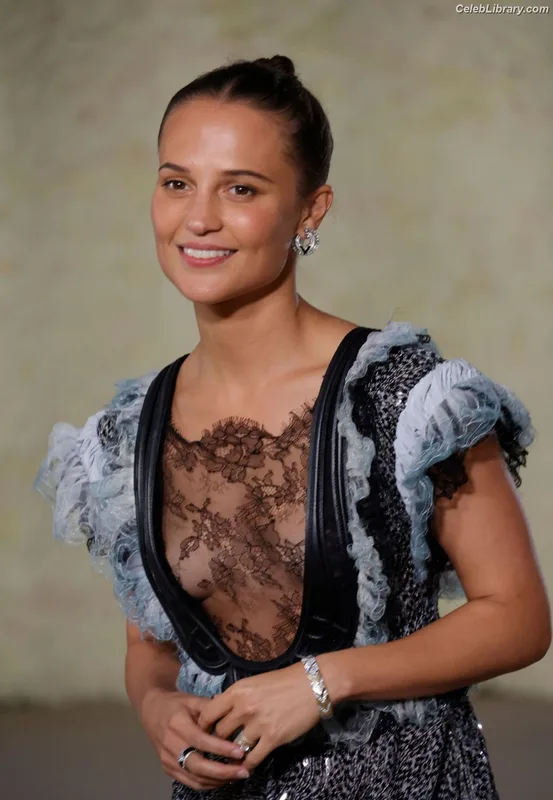 Alicia Vikander photo 21 of 441