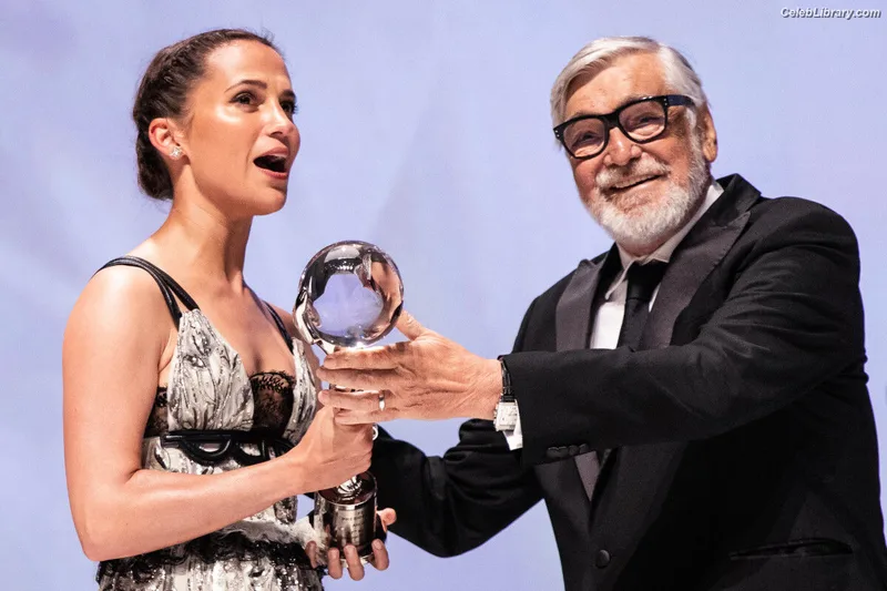 Alicia Vikander photo 23 of 441