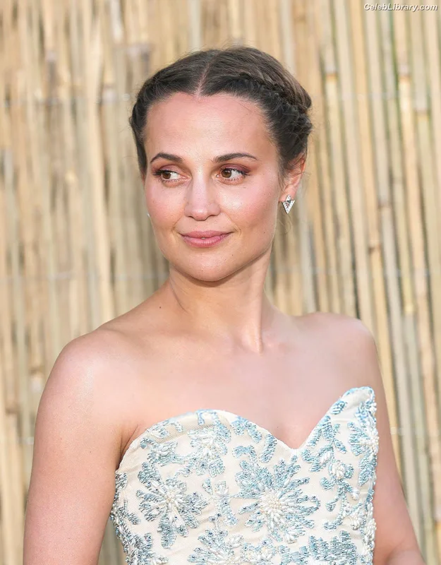 Alicia Vikander photo 1 of 441