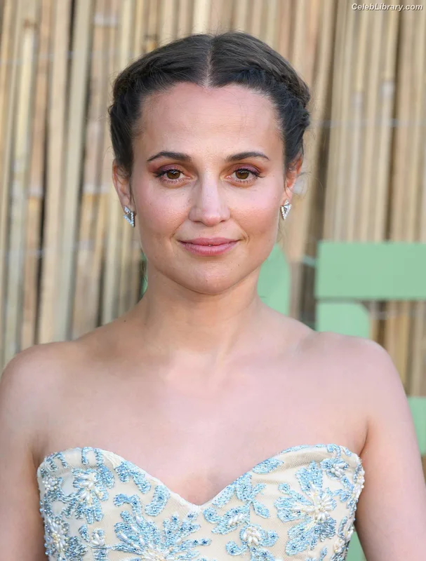 Alicia Vikander photo 3 of 441