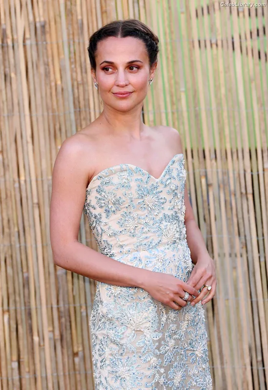 Alicia Vikander photo 7 of 441