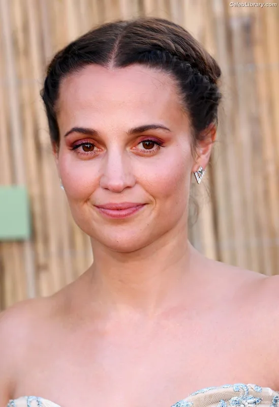 Alicia Vikander photo 8 of 441