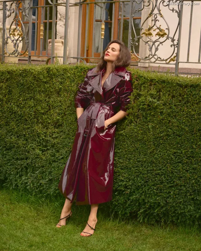 Alicia Vikander photo 10 of 441