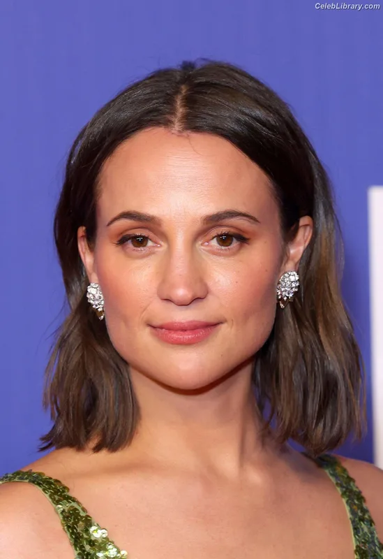 Alicia Vikander photo 17 of 441