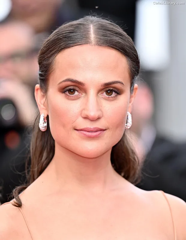 Alicia Vikander photo 3 of 441