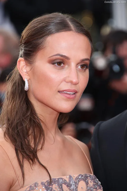 Alicia Vikander photo 8 of 441