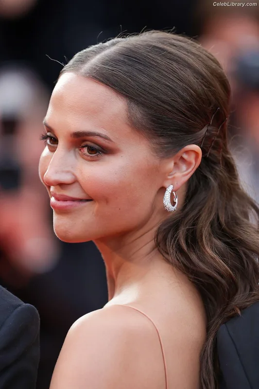Alicia Vikander photo 14 of 441