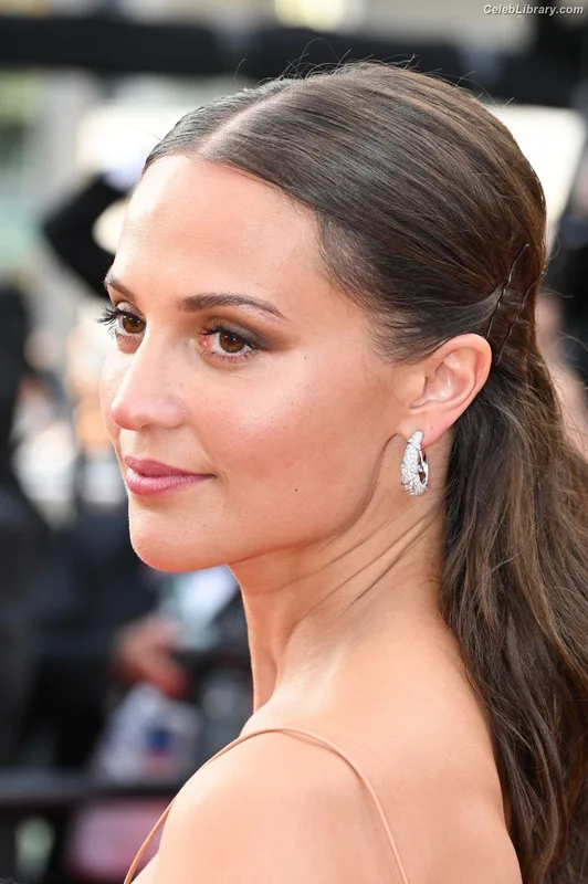 Alicia Vikander photo 17 of 441