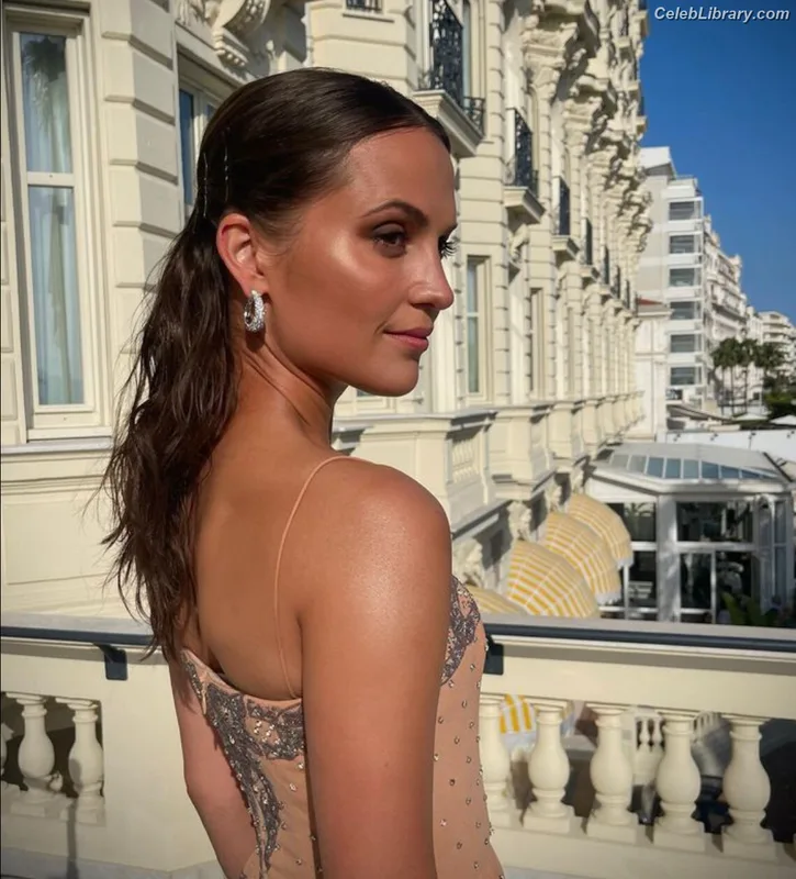 Alicia Vikander photo 21 of 441