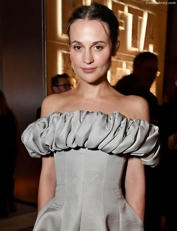 Alicia Vikander photo 1 of 441