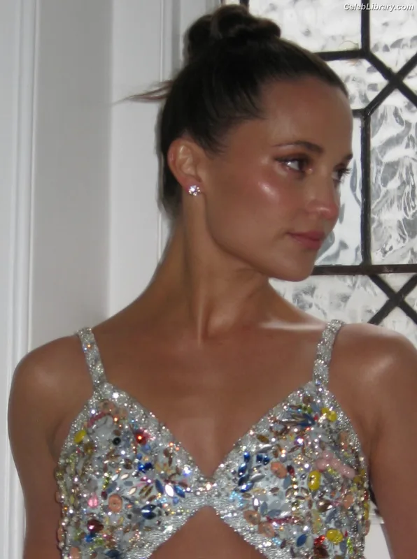 Alicia Vikander photo 8 of 441