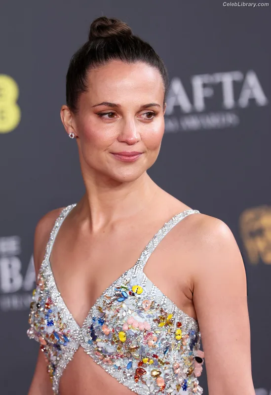 Alicia Vikander photo 22 of 441