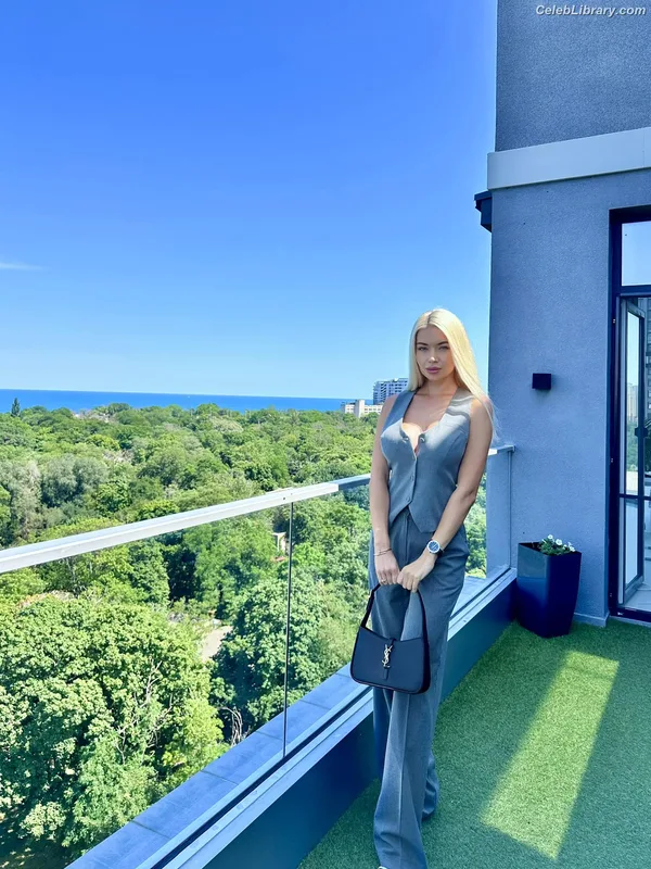 Alina Buryachenko photo 1 of 11