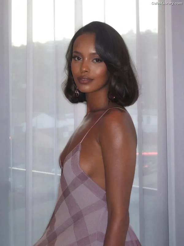 Alisha Boe photo 10 of 49