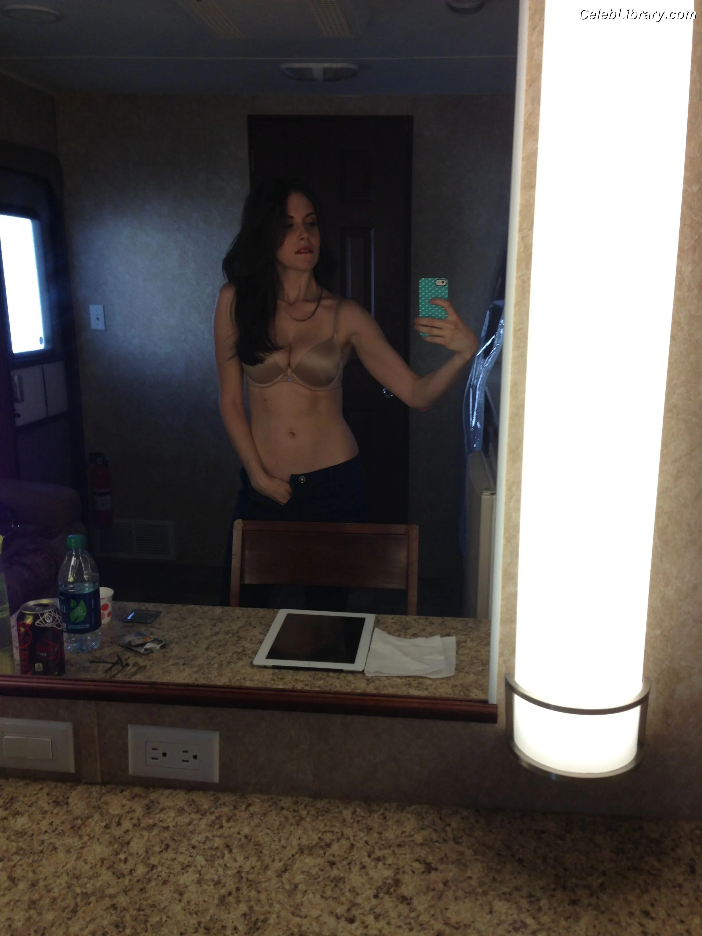 Alison Brie photo 11 of 1528