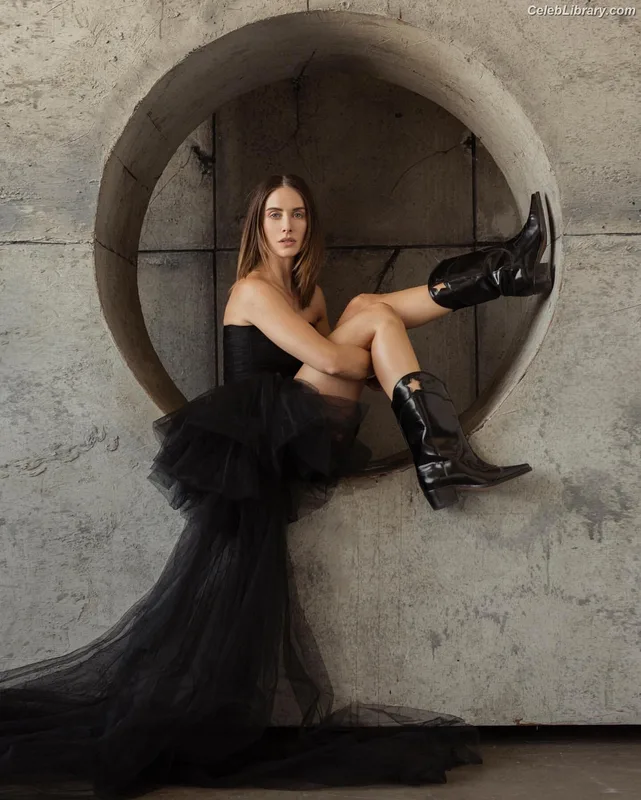 Alison Brie photo 17 of 1528