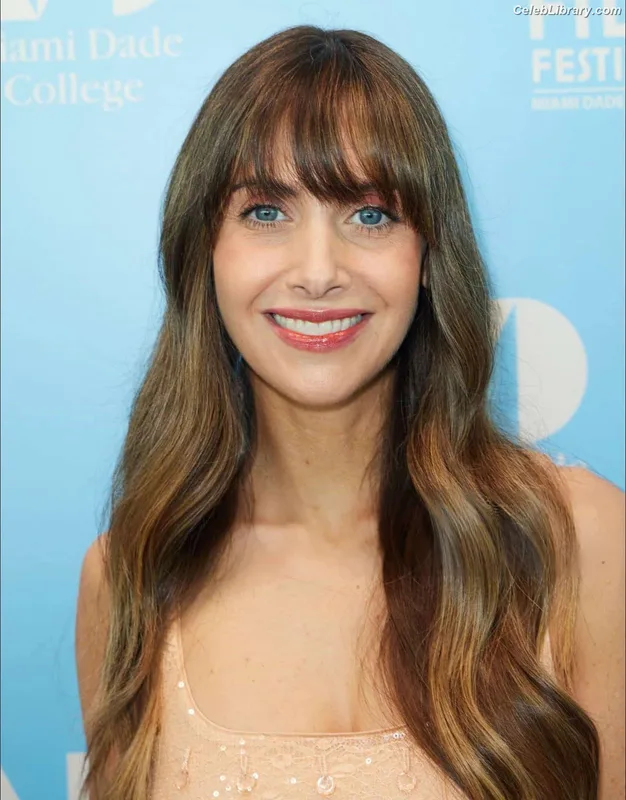 Alison Brie photo 11 of 1528