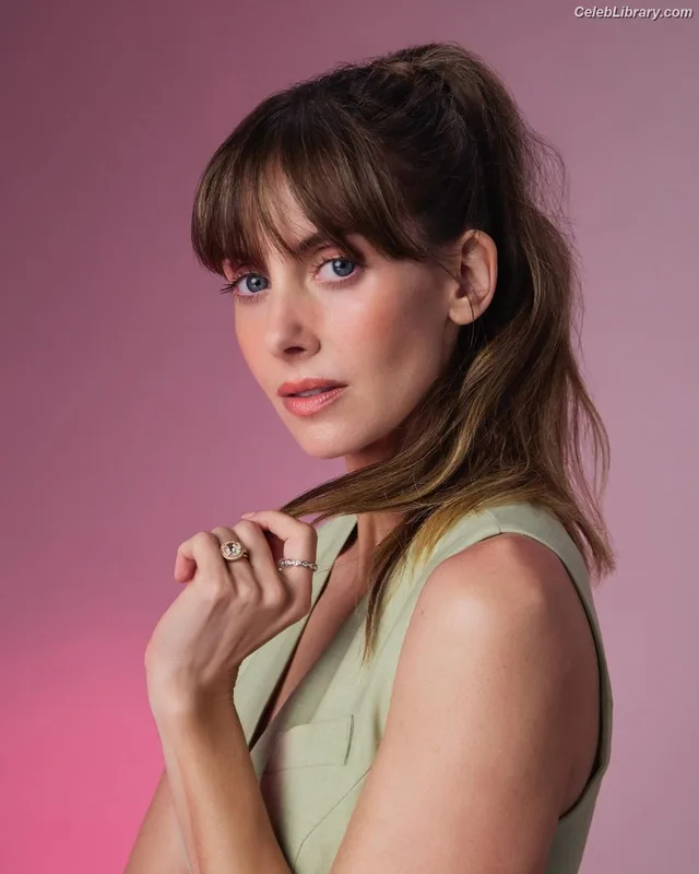 Alison Brie photo 17 of 1528