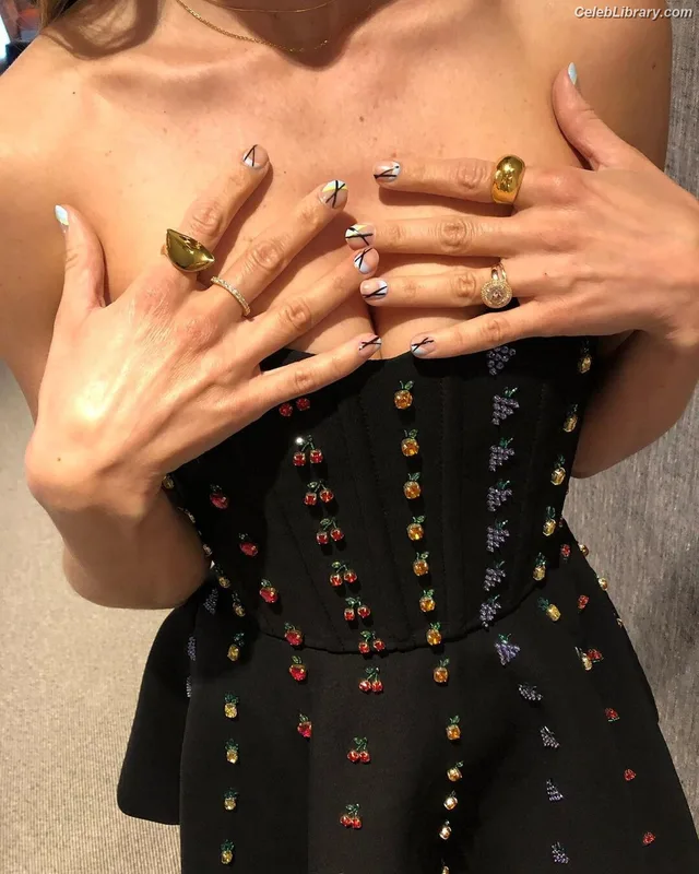 Alison Brie photo 3 of 1528