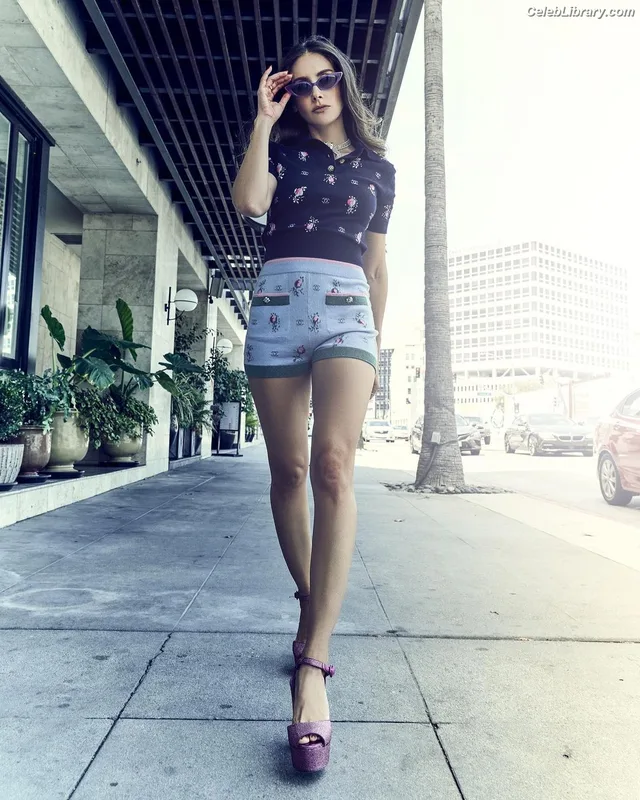Alison Brie photo 22 of 1528