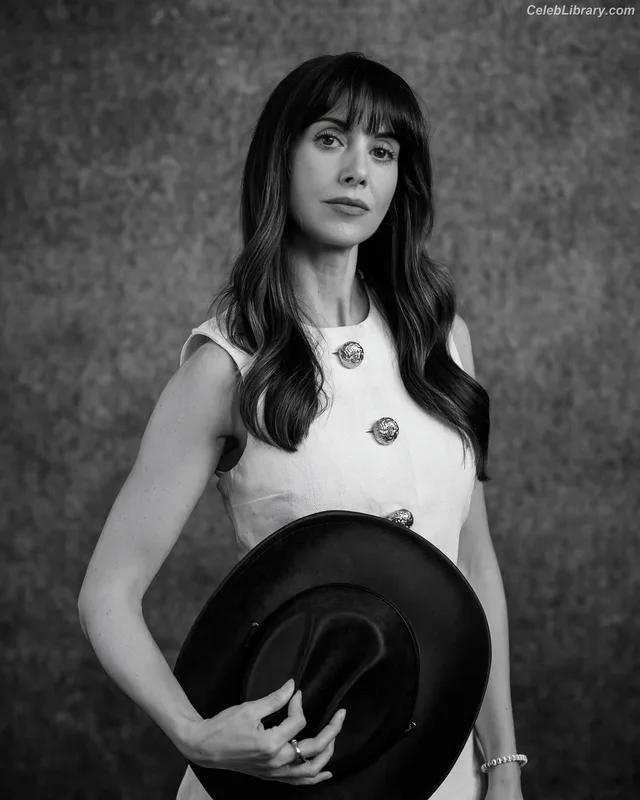 Alison Brie photo 11 of 1528