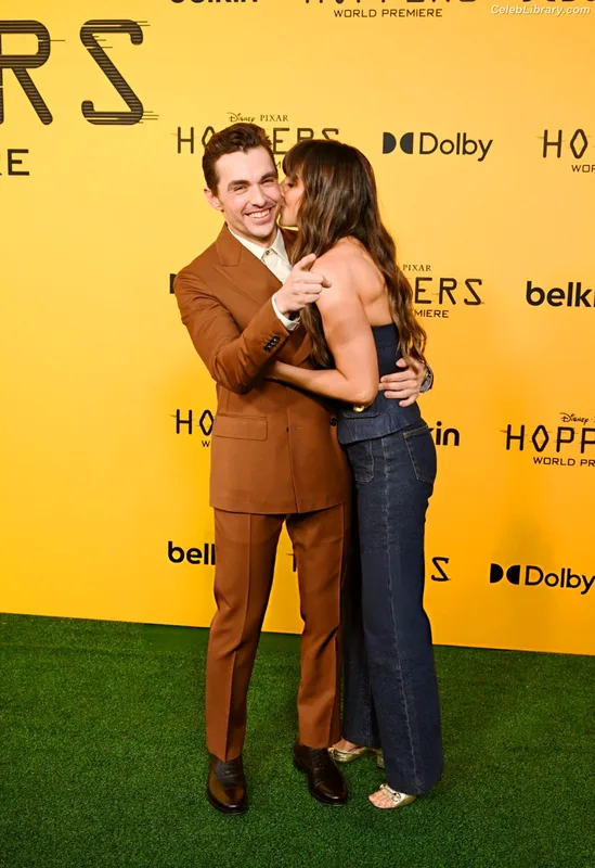 Alison Brie photo 1 of 1528