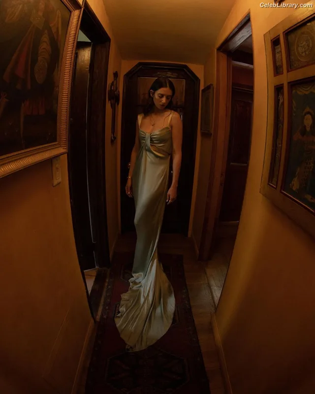 Alison Brie photo 14 of 1528