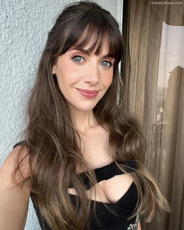 Alison Brie photo 16 of 1528