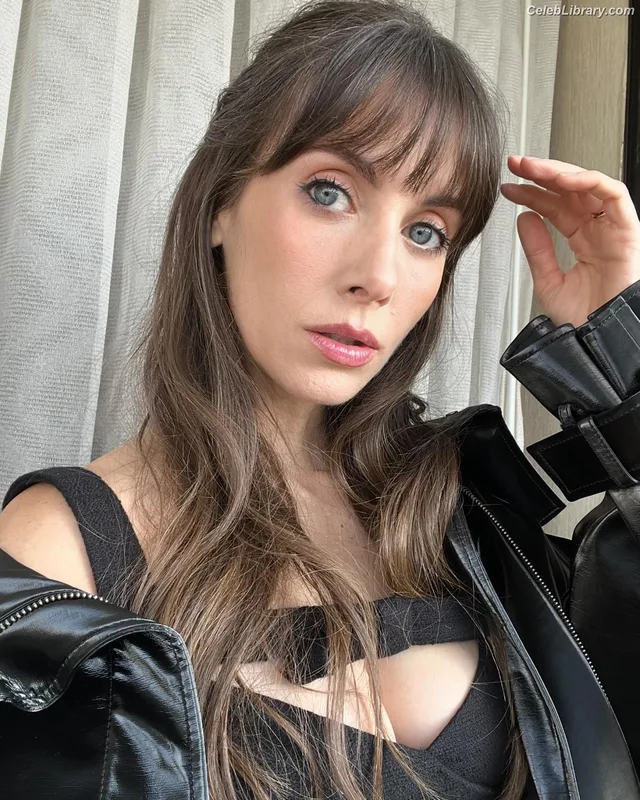 Alison Brie photo 17 of 1528