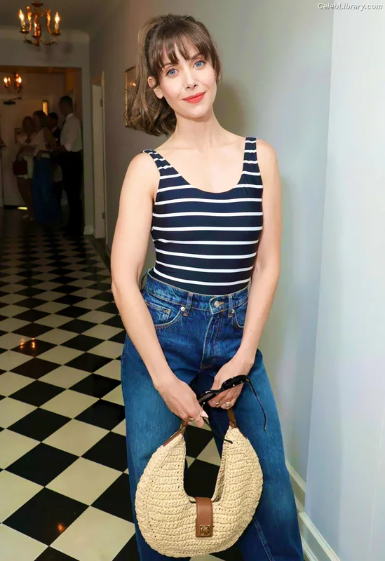 Alison Brie photo 11 of 1528