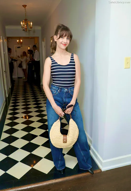 Alison Brie photo 12 of 1528