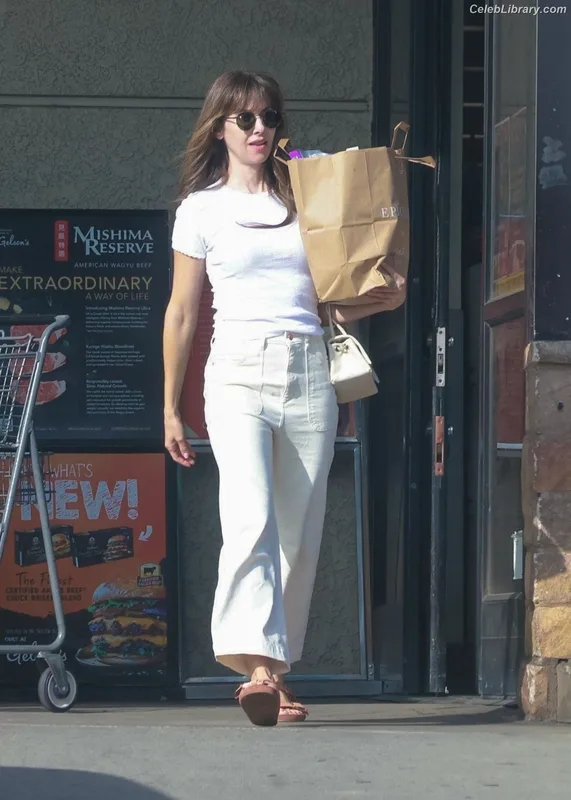 Alison Brie photo 17 of 1528