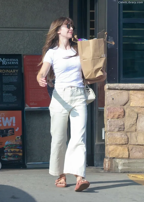 Alison Brie photo 19 of 1528