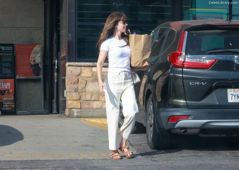 Alison Brie photo 21 of 1528