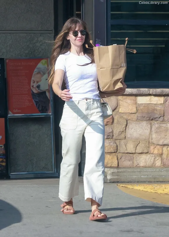 Alison Brie photo 22 of 1528