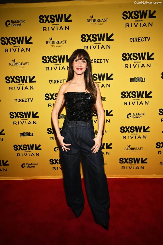 Alison Brie photo 17 of 1528