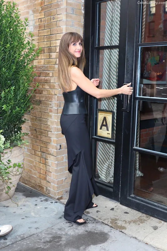 Alison Brie photo 19 of 1528