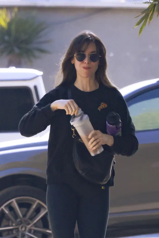 Alison Brie photo 12 of 1528