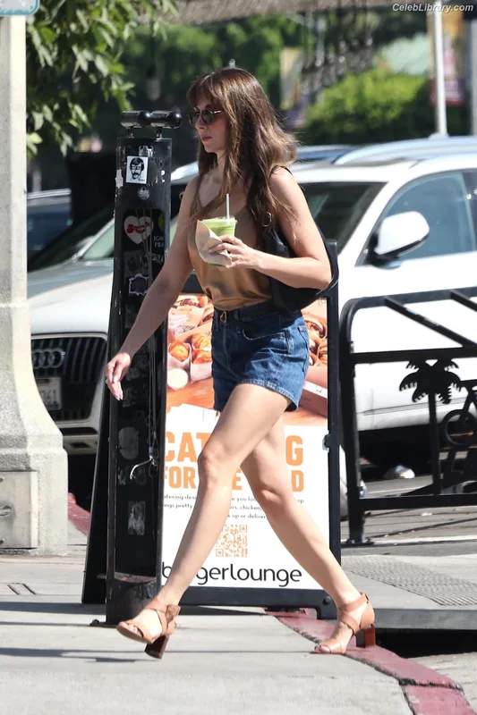 Alison Brie photo 11 of 1528