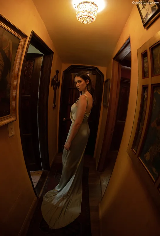 Alison Brie photo 11 of 1528