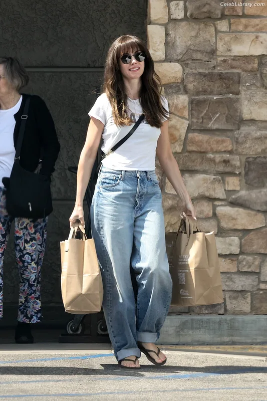 Alison Brie photo 19 of 1528