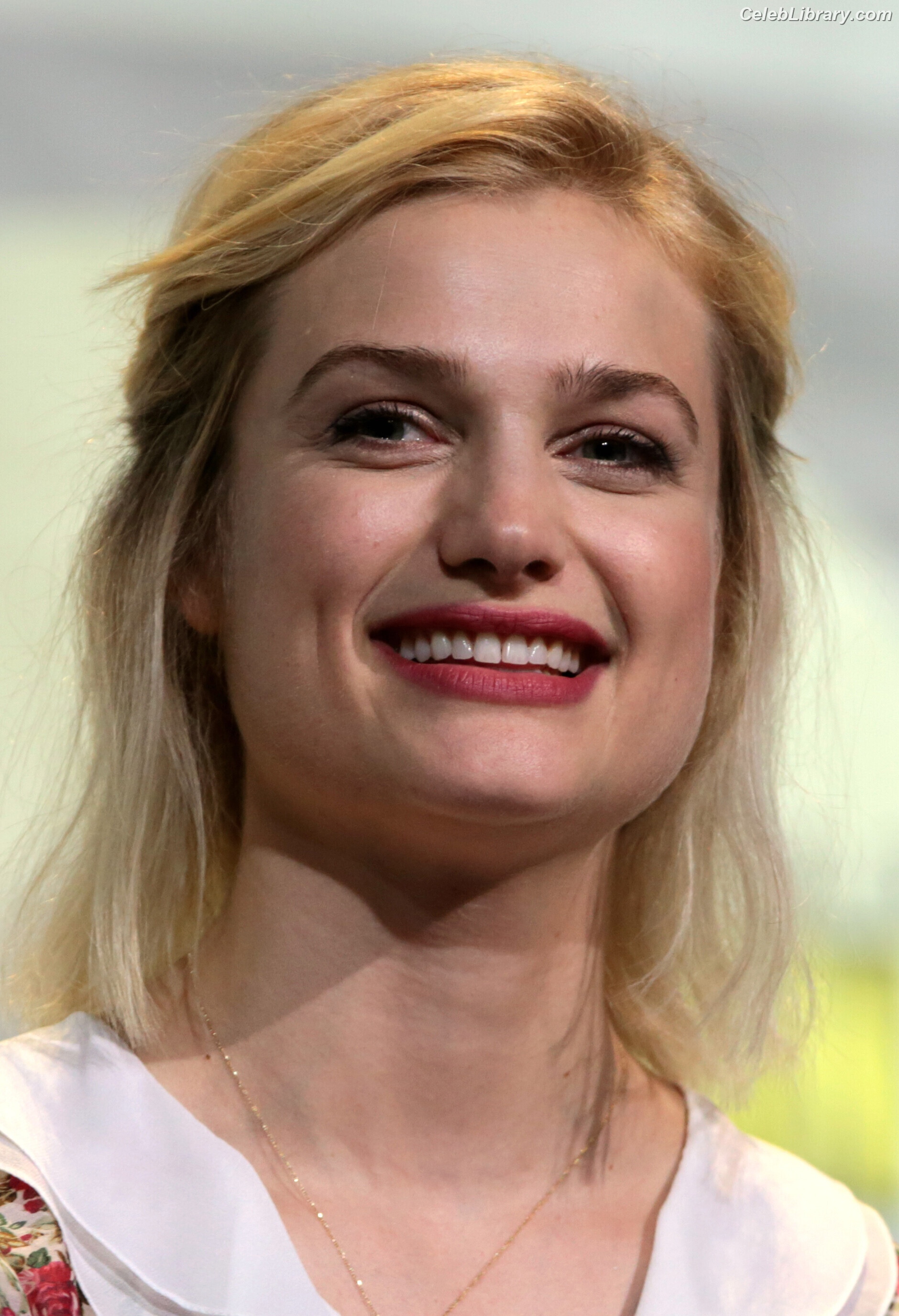 Alison Sudol photo 15 of 20