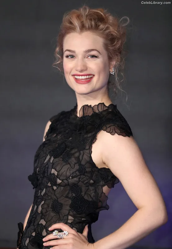 Alison Sudol photo 9 of 20