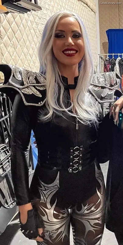Alissa White-Gluz photo 3 of 1541