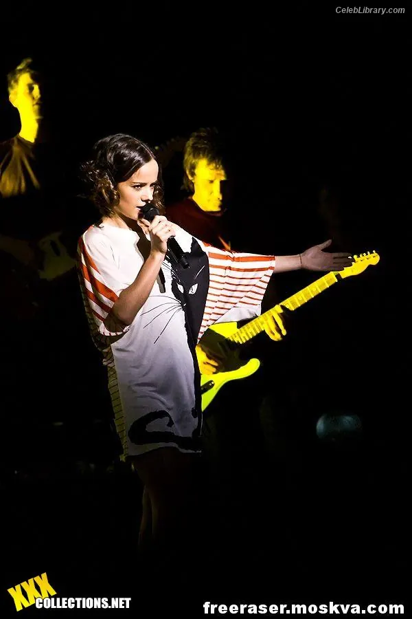 Alizee photo 4 of 151
